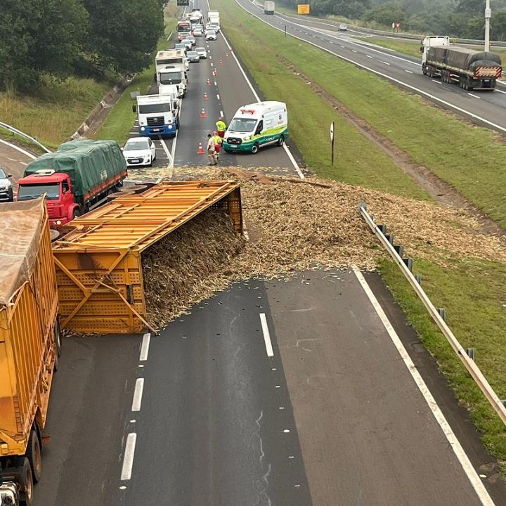 Foto 4 de 7 — Carreta tomba e causa lentidão na Rodovia Washington Luís (SP-310)